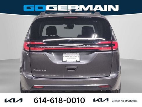 Used 2022 Chrysler Pacifica Touring-L image 9