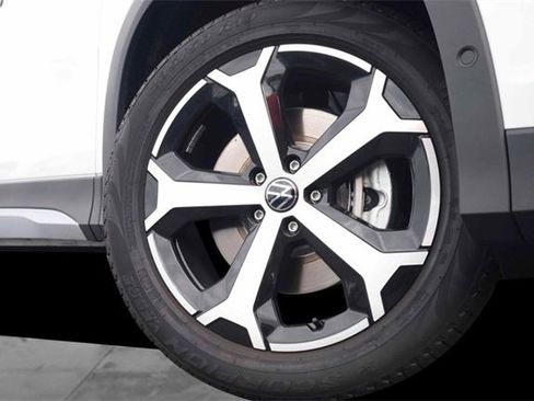 New 2025 Volkswagen Tiguan SE image 3