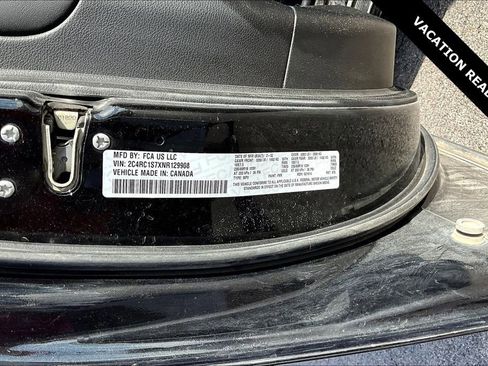 Used 2022 Chrysler Pacifica Limited w/ Uconnect Theater Family Group image 17