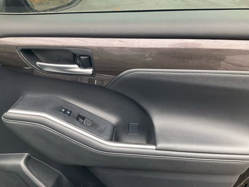 Used 2023 Toyota Highlander Platinum image 16