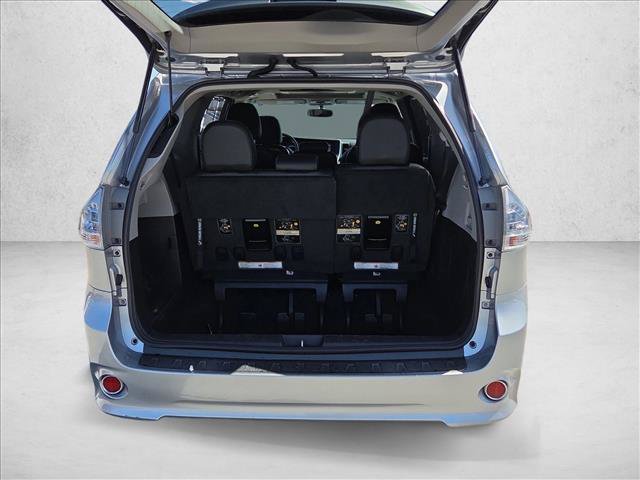 Used 2017 Toyota Sienna SE Premium FWD image 6