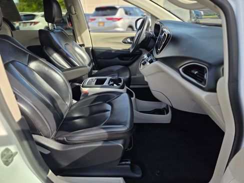 Used 2023 Chrysler Pacifica Touring-L image 10