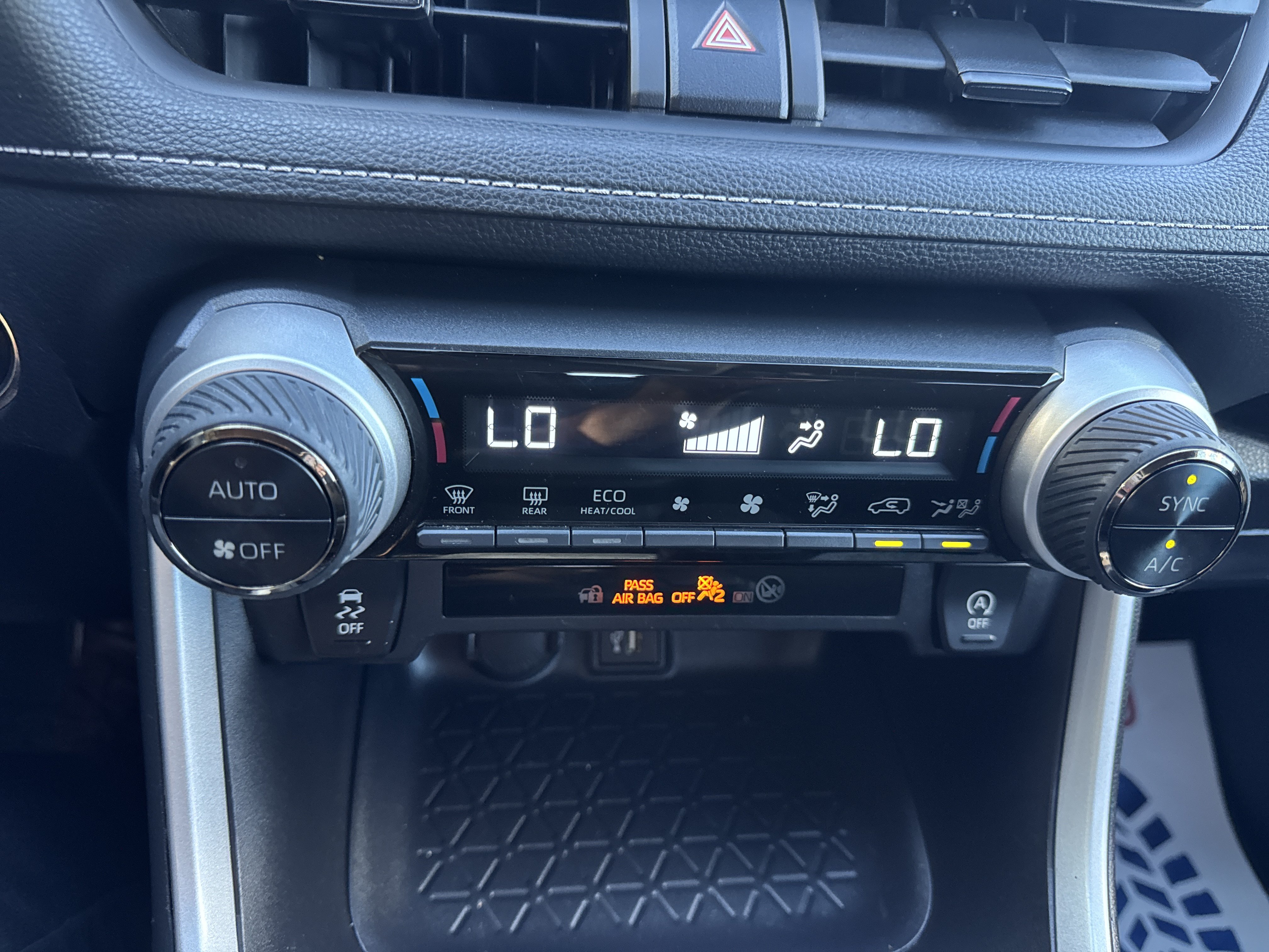 Used 2025 Toyota RAV4 XLE FWD image 31