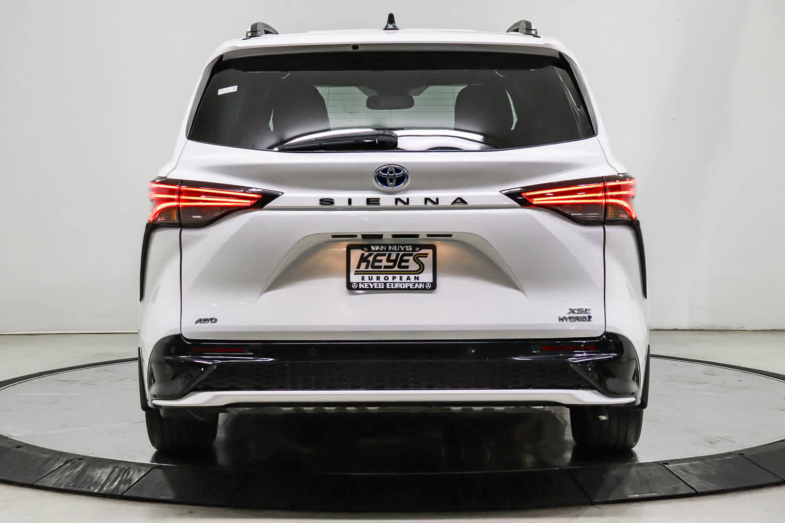 Used 2024 Toyota Sienna XSE w/ XSE Plus Package AWD/4WD image 5