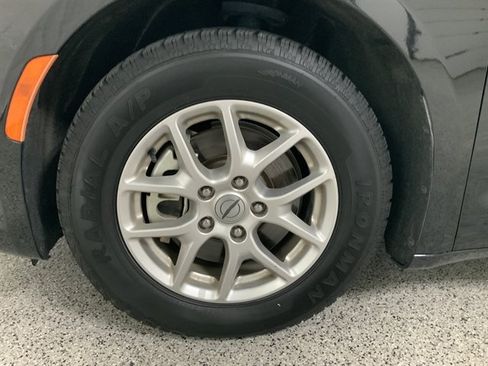 Used 2024 Chrysler Pacifica Touring-L FWD image 10