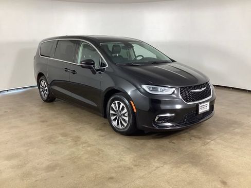 Used 2023 Chrysler Pacifica Touring-L FWD image 3