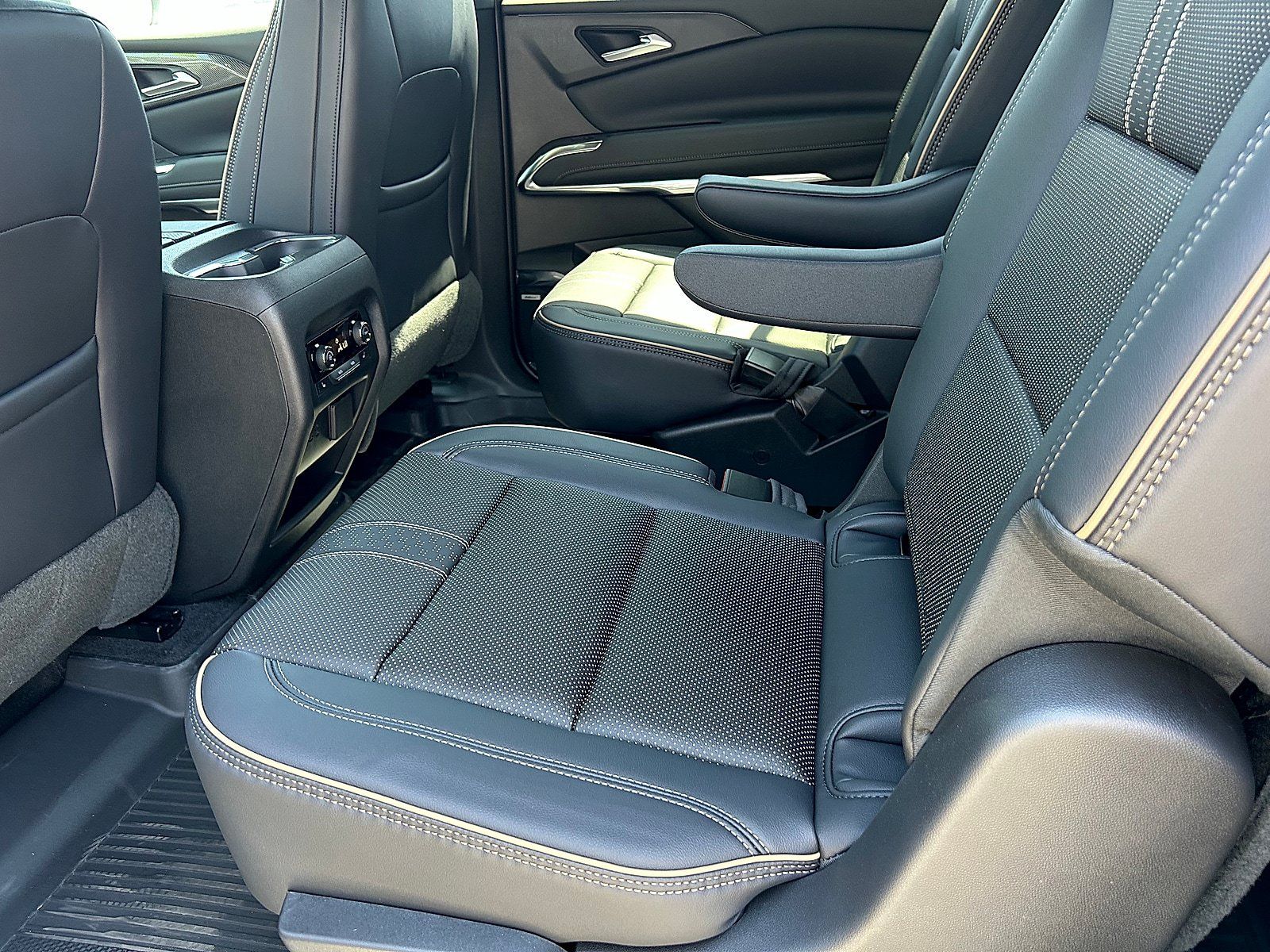 New 2026 Chevrolet Traverse High Country FWD image 28