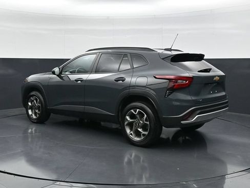 Used 2025 Chevrolet Trax LT FWD image 7