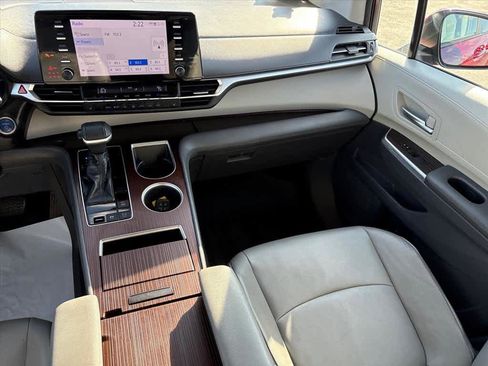 Used 2021 Toyota Sienna XLE image 5