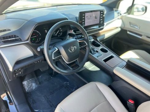 Used 2024 Toyota Sienna XLE FWD image 13