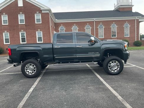 Used 2017 GMC Sierra 2500 Denali w/ Duramax Plus Package AWD/4WD image 3