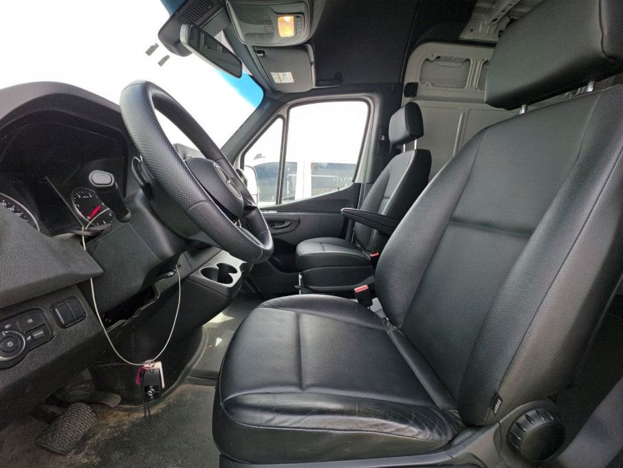 Used 2025 Mercedes-Benz Sprinter 2500 image 5