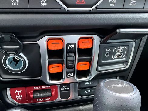 Used 2025 Jeep Gladiator Mojave AWD/4WD image 35