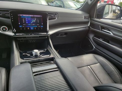 Used 2024 Jeep Wagoneer L Series II w/ Flexible Seating Group AWD/4WD image 14
