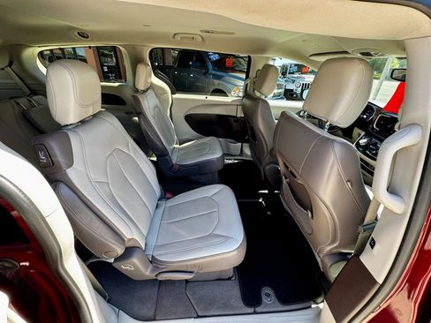 Used 2018 Chrysler Pacifica Touring-L w/ Advanced Safetytec Group FWD image 15