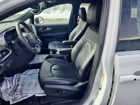Used 2025 Chrysler Voyager LX image 11