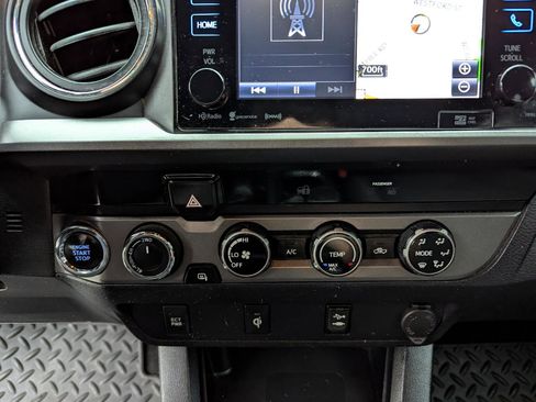 Used 2017 Toyota Tacoma TRD Sport w/ Tow Package (A/T) AWD/4WD image 24