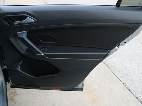 Certified 2020 Volkswagen Tiguan SE image 22