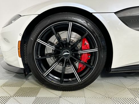 Used 2021 Aston Martin V8 Vantage Coupe image 4