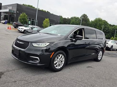 Used 2023 Chrysler Pacifica Touring-L FWD image 3