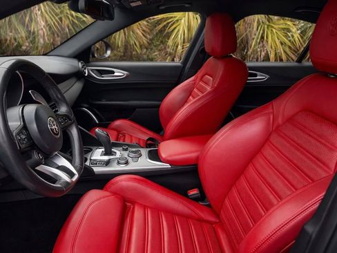 Used 2023 Alfa Romeo Giulia Veloce image 4