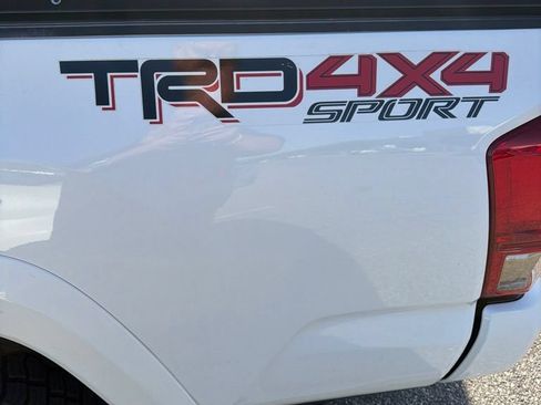 Used 2017 Toyota Tacoma TRD Sport w/ Tow Package (A/T) AWD/4WD image 8