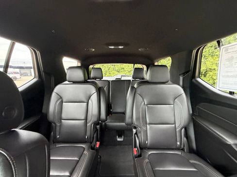 Used 2023 Chevrolet Traverse LT w/ LT Premium Package AWD/4WD image 3