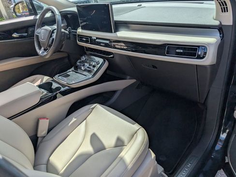 Used 2022 Lincoln Nautilus FWD w/ Premium Package image 14