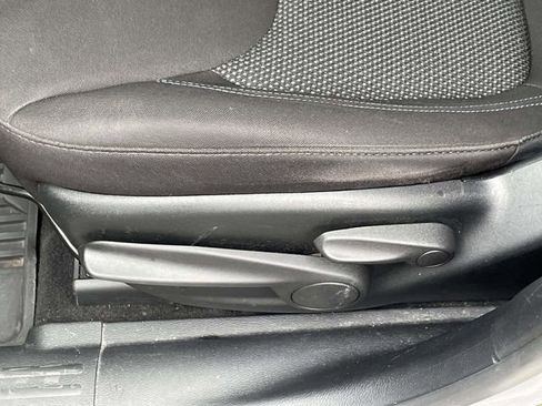 Used 2019 Jeep Cherokee Latitude w/ Popular Appearance Group image 16