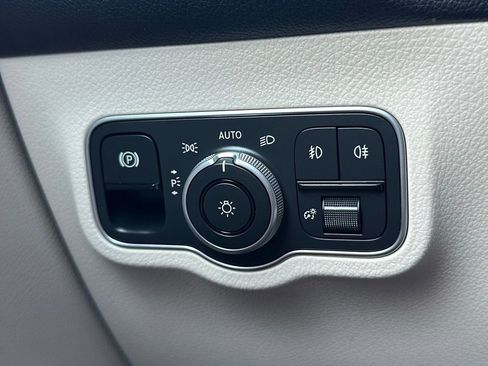 Used 2023 Mercedes-Benz GLB 250 4MATIC w/ Premium Package image 54