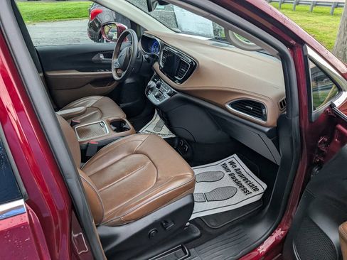 Used 2017 Chrysler Pacifica Limited w/ UConnect Theater Package FWD image 7