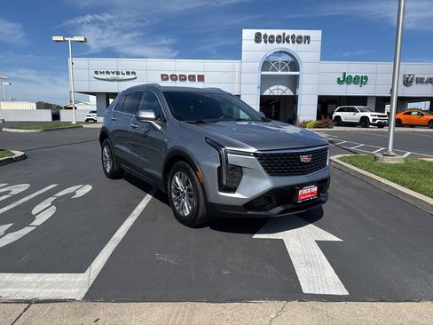 Used 2024 Cadillac XT4 Premium Luxury image 2