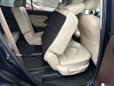 Used 2022 Toyota Highlander XLE AWD/4WD image 73