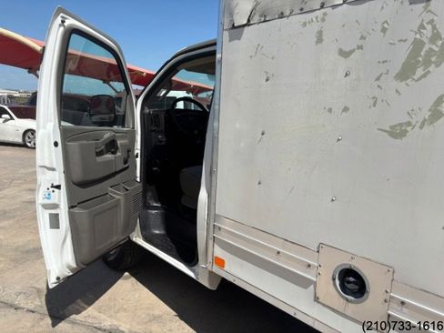Used 2016 GMC Savana 3500 RWD image 12