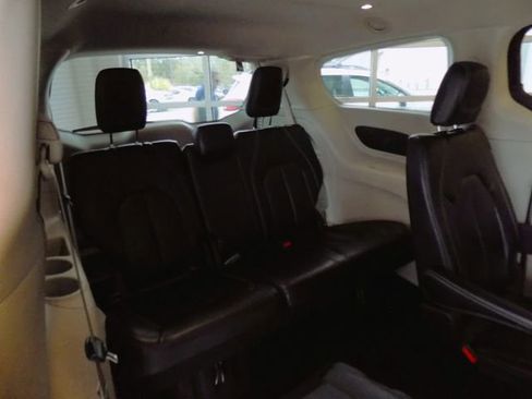 Used 2024 Chrysler Pacifica Touring-L FWD image 28