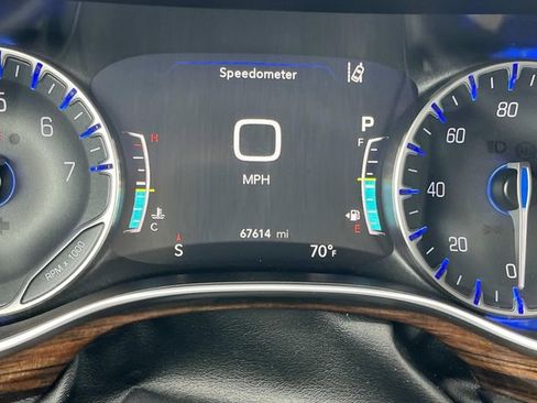 Used 2023 Chrysler Pacifica Limited FWD image 47