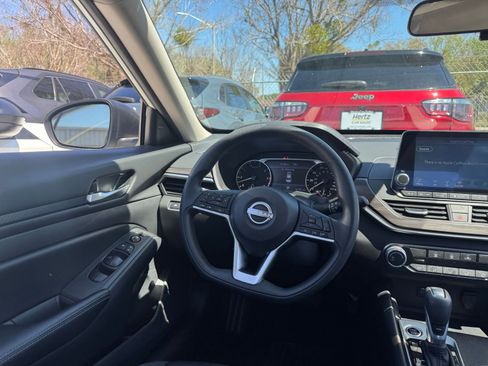 Used 2025 Nissan Altima 2.5 SV image 34