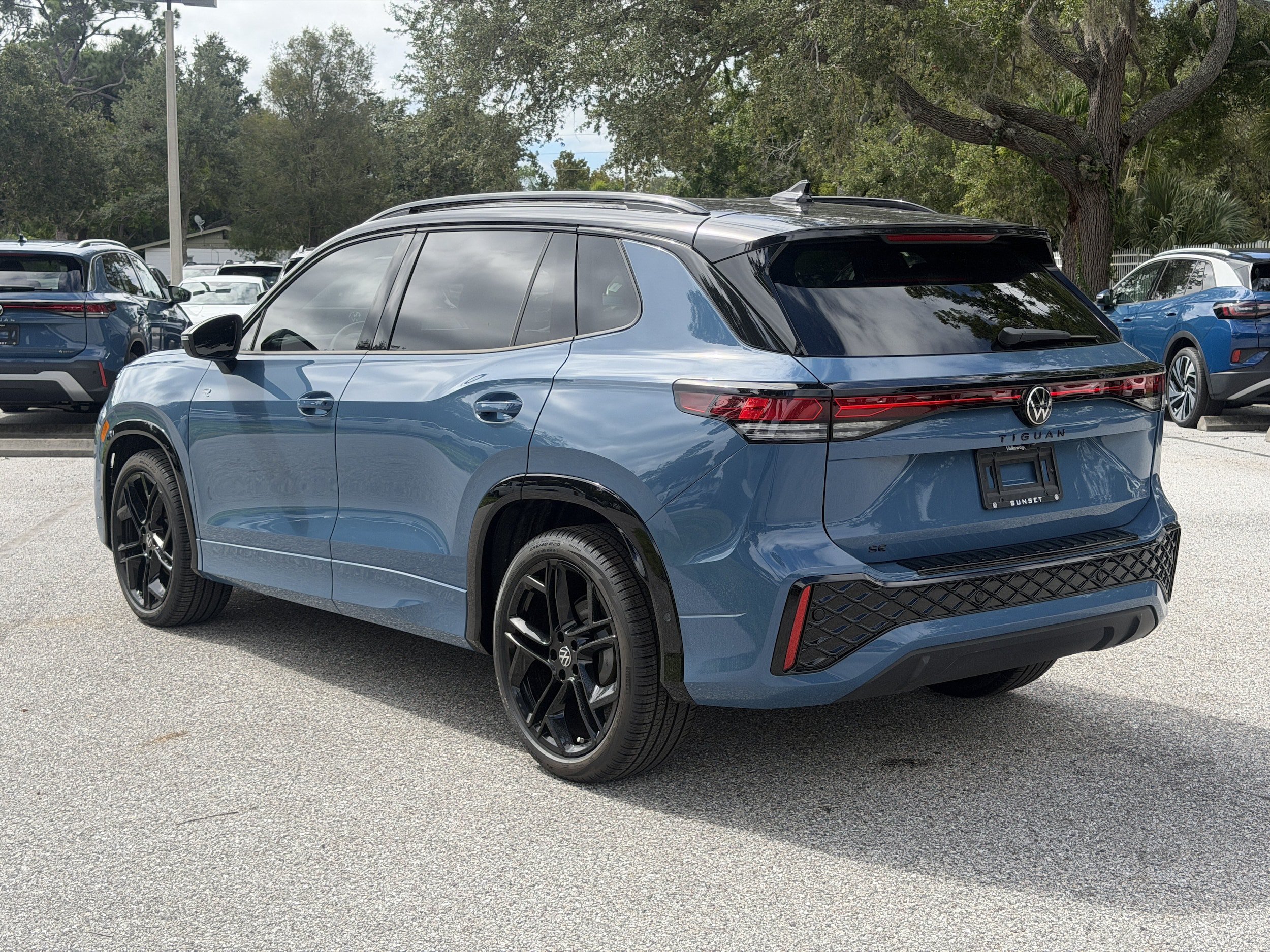 New 2026 Volkswagen Tiguan SE R-Line FWD image 5