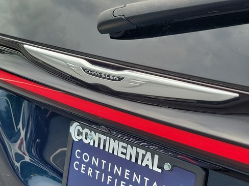 Used 2024 Chrysler Pacifica Touring-L FWD image 7