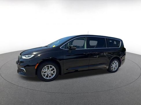 Used 2024 Chrysler Pacifica Touring-L FWD image 8
