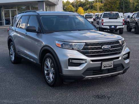 Certified 2023 Ford Explorer XLT w/ Equipment Group 202A image 4