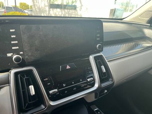 Used 2022 Kia Sorento S FWD image 11