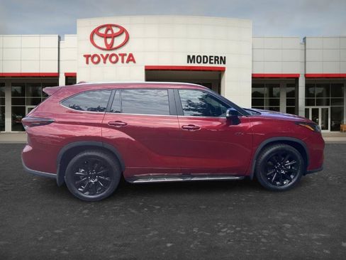 Used 2025 Toyota Highlander XLE FWD image 4