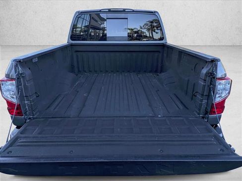 Used 2018 Nissan Titan SV w/ SV Convenience Package image 8