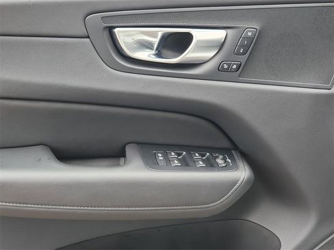 Used 2025 Volvo XC60 B5 Plus image 3