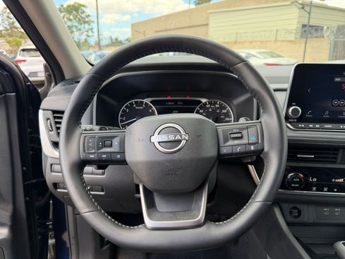 Used 2025 Nissan Rogue SV image 30