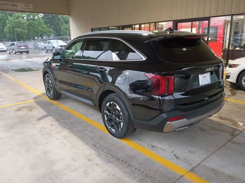 Used 2024 Kia Sorento S FWD image 8