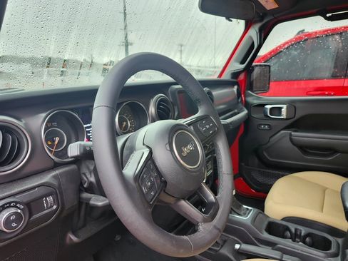 Used 2023 Jeep Gladiator Sport image 15