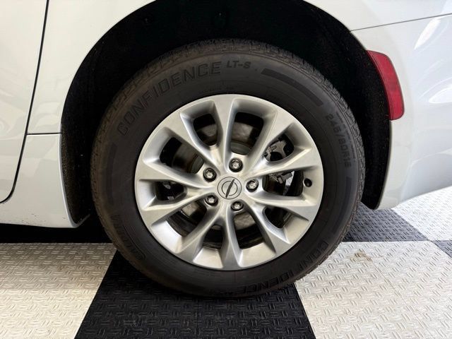 Used 2024 Chrysler Pacifica Touring-L AWD/4WD image 12