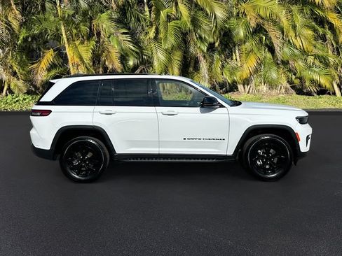 Used 2025 Jeep Grand Cherokee Altitude RWD image 4